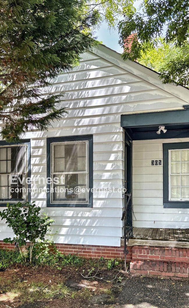property at 305 N Boundary St
