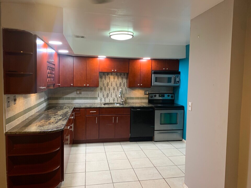 4000 Gypsy Ln in Philadelphia, PA - Building Photo