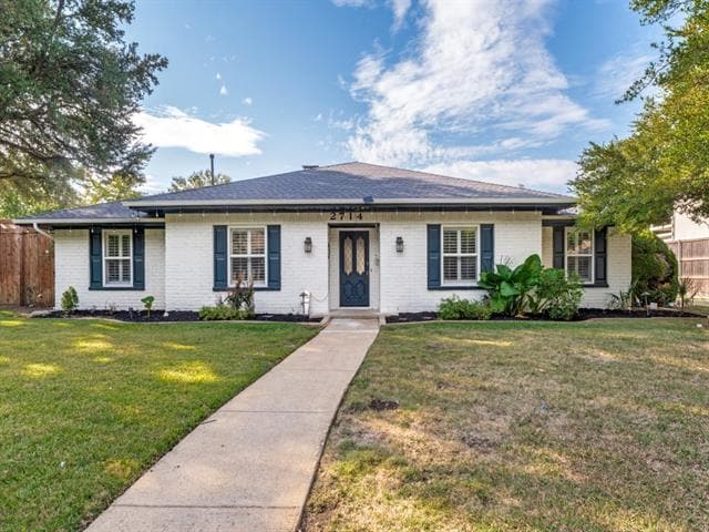 property at 2714 Carriage Ln