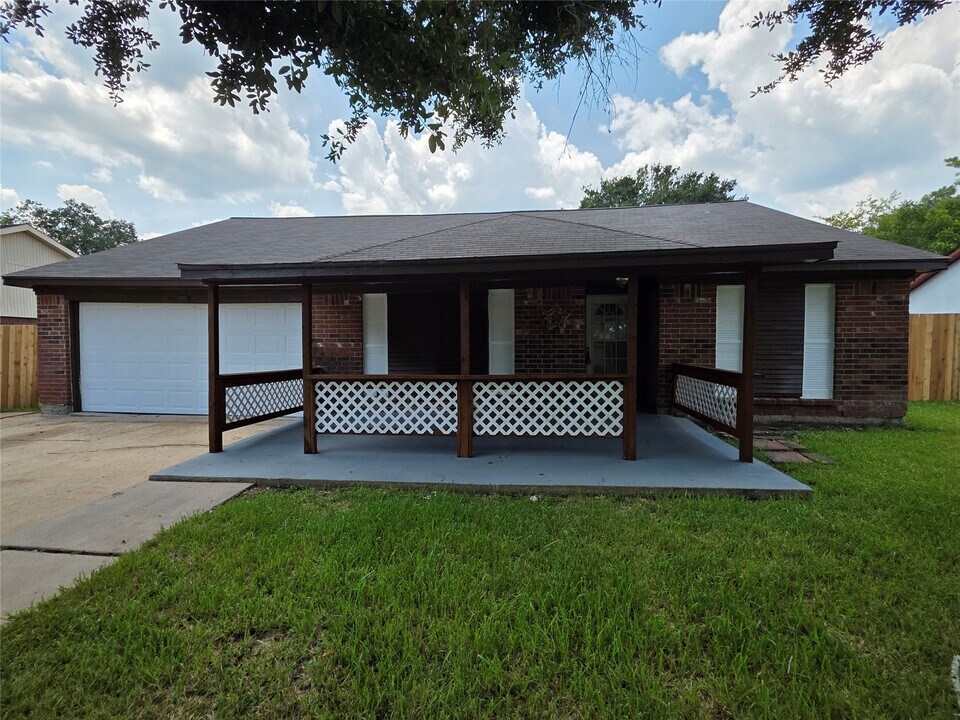 4860 Kentington Dr in Alvin, TX - Building Photo