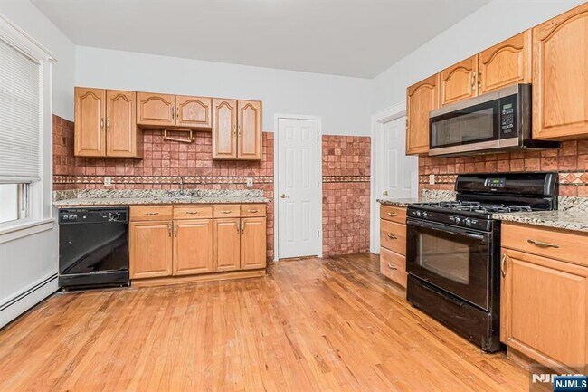 57 Clinton Pl in East Rutherford, NJ - Foto de edificio - Building Photo