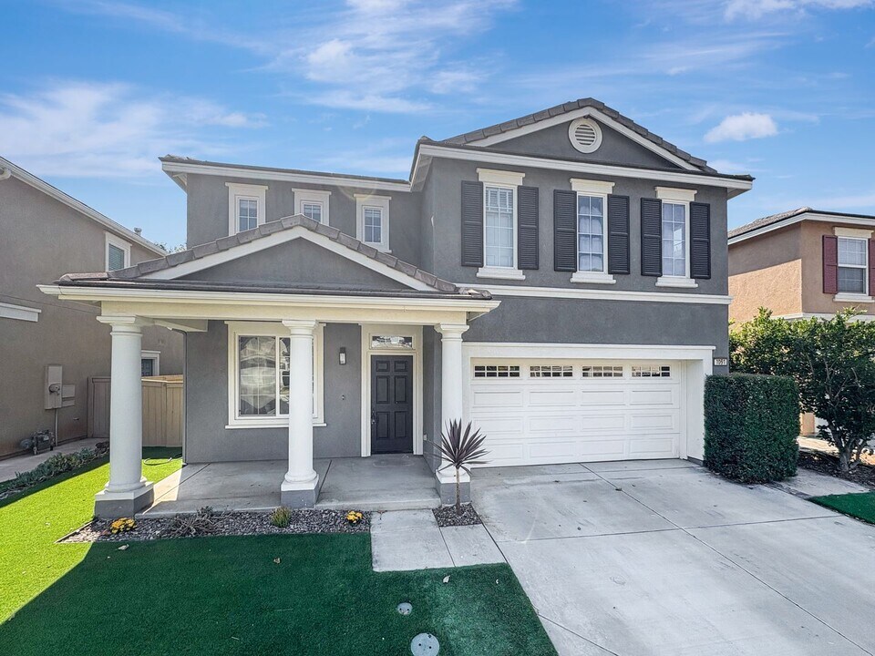 1051 Woodcrest Ln in Vista, CA - Building Photo
