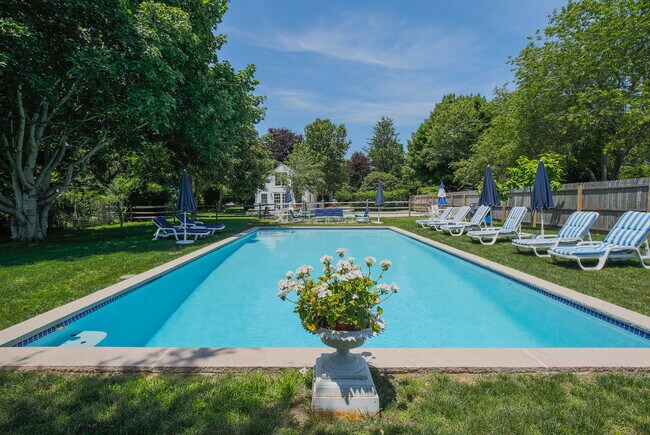 368 Pantigo Rd in East Hampton, NY - Building Photo - Building Photo
