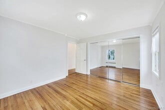 890 Polk Ave in Franklin Square, NY - Building Photo - Building Photo