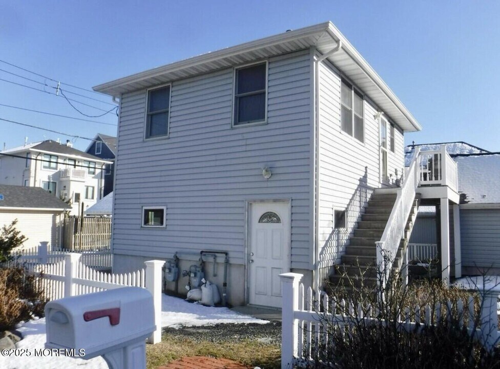 1 Beach Way in Sea Bright, NJ - Building Photo