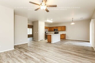 14226 W Hearn Rd in Surprise, AZ - Foto de edificio - Building Photo