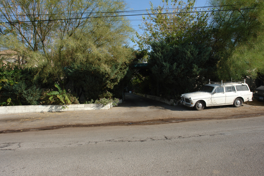 10438 Scoville Ave in Sunland, CA - Building Photo