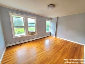 7 High Street Pl, Unit 2 in Brookline, MA - Building Photo