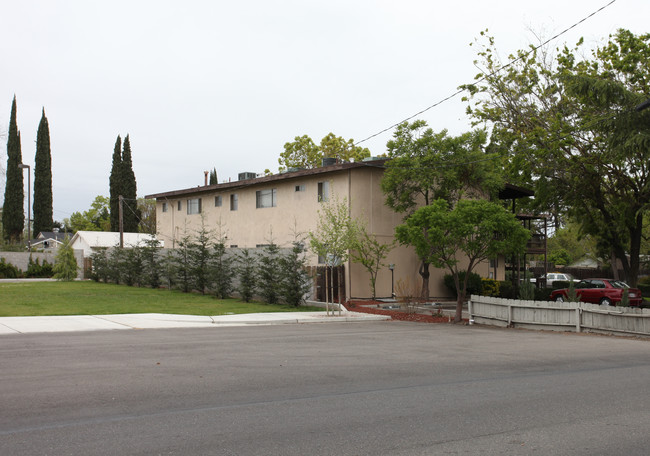 903 N Olive Ave in Turlock, CA - Foto de edificio - Building Photo