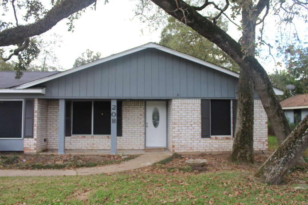 208 Timber Ln in Baytown, TX - Foto de edificio