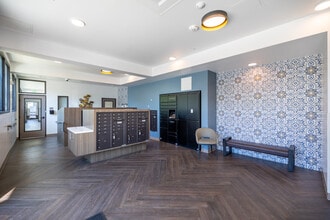 Bell Creek Apartments in Canoga Park, CA - Foto de edificio - Building Photo