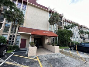 2000 Atlantic Shores Blvd in Hallandale Beach, FL - Foto de edificio - Building Photo
