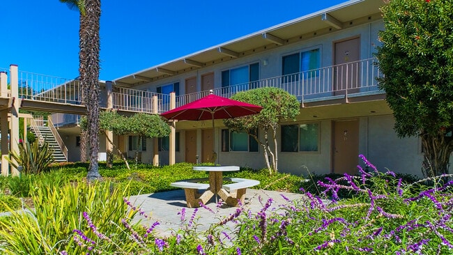 Plum Street Garden Apartments in Capitola, CA - Building Photo - Building Photo