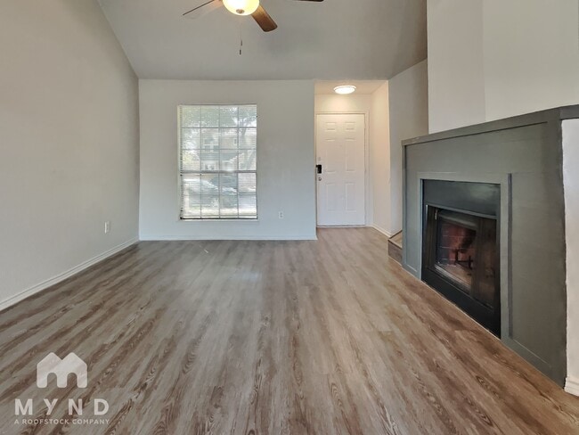 10349 Wood Heights Dr in Dallas, TX - Foto de edificio - Building Photo