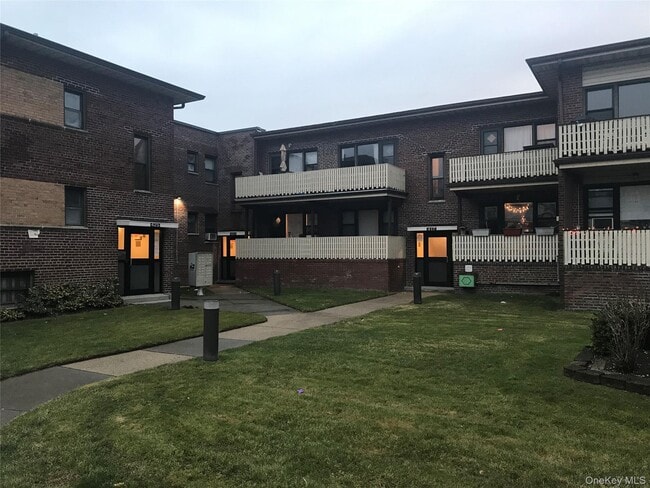 417 W Broadway in Long Beach, NY - Building Photo - Building Photo