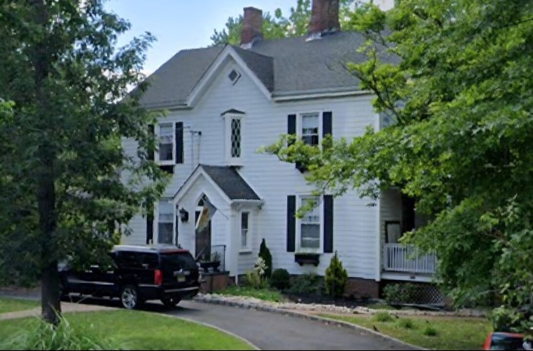 477 Colonia Blvd in Colonia, NJ - Building Photo