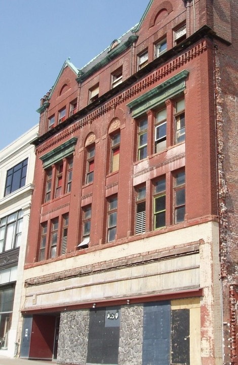 107 S 6th St in St. Joseph, MO - Building Photo