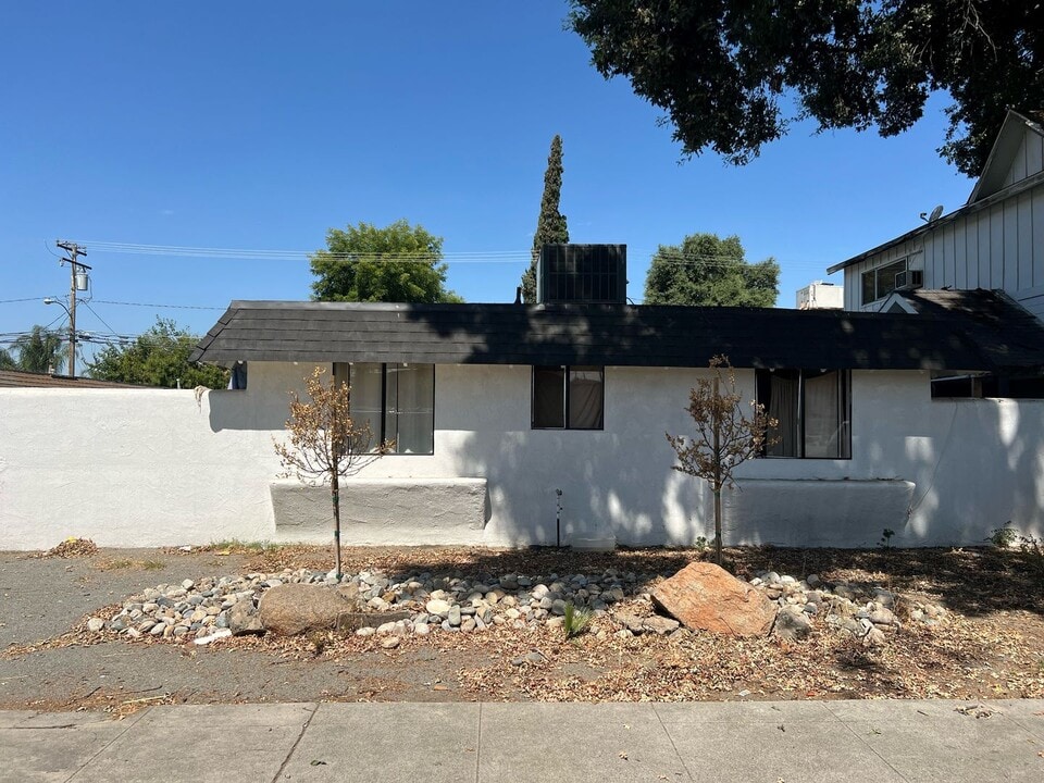 611 S Garden St in Visalia, CA - Building Photo
