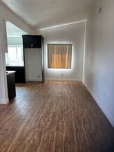 14213 Hubbard St in Sylmar, CA - Foto de edificio - Building Photo