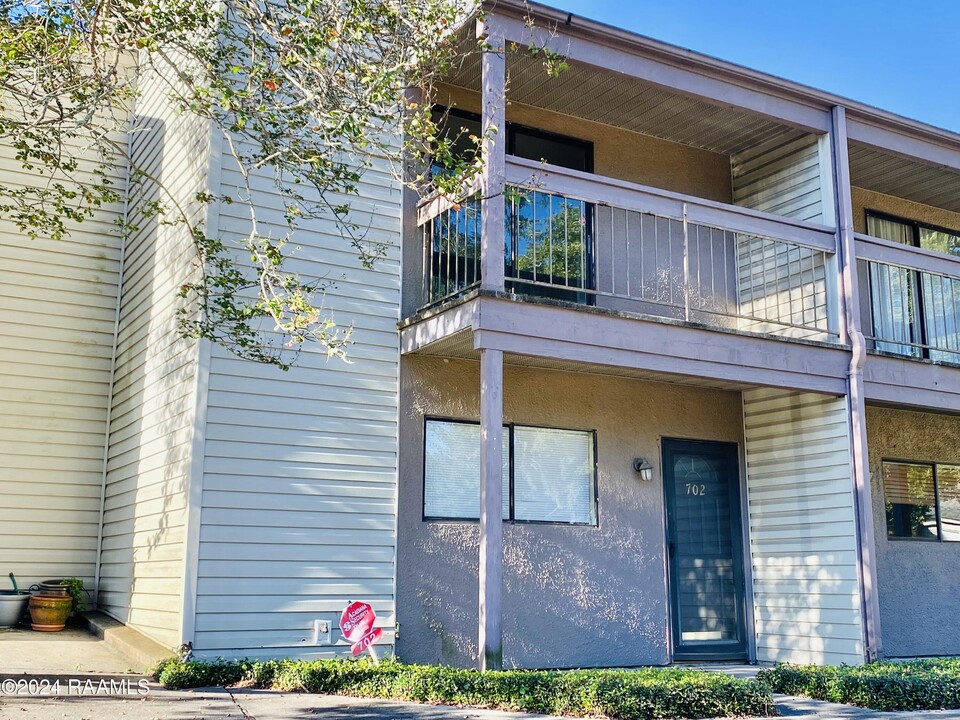 110 W Bayou Pkwy in Lafayette, LA - Building Photo