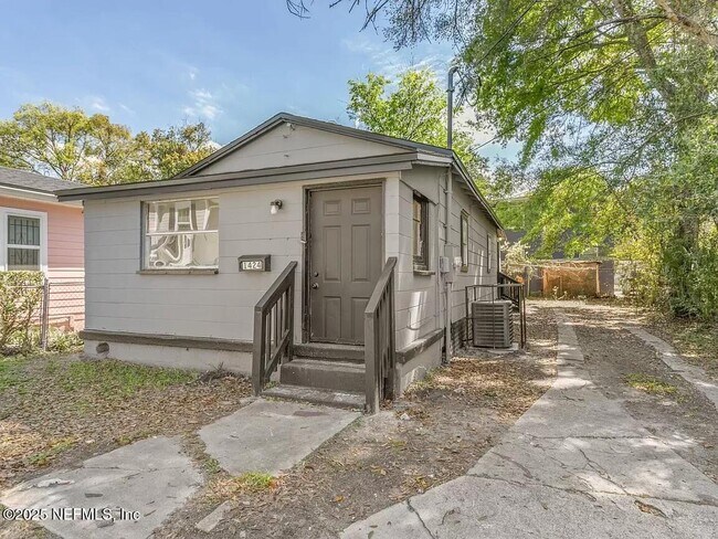 property at 1424 E 25th St