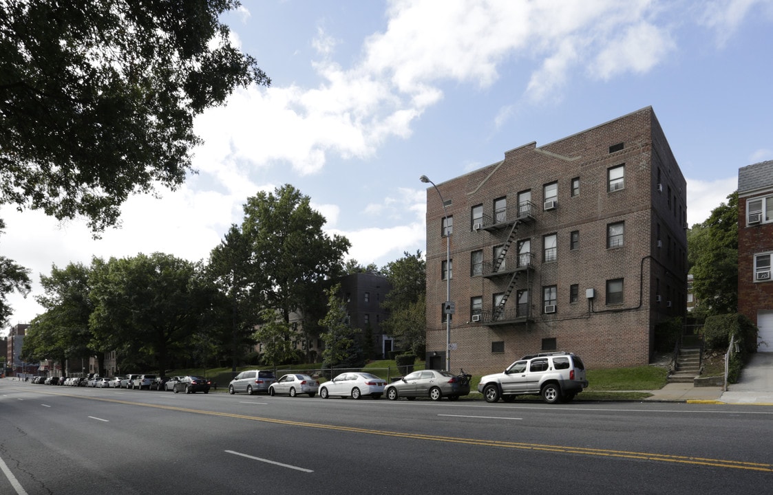 6225-6243 Broadway in Bronx, NY - Building Photo