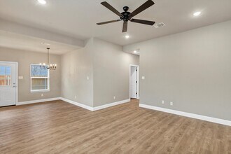 404 Lake View St in Glen Rose, TX - Foto de edificio - Building Photo