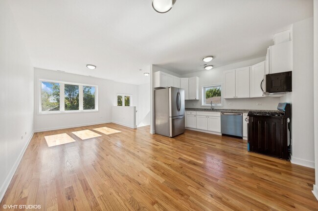 226 W 24th St, Unit 2 in Chicago, IL - Building Photo - Building Photo