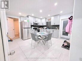 14 Schoolbridge St in Ajax, ON - Building Photo