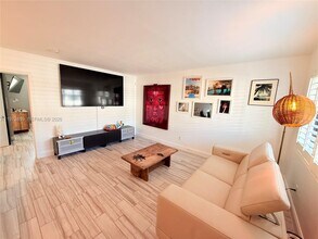 2930 Day Ave in Miami, FL - Building Photo - Building Photo