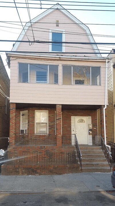 105 Wilkinson Ave in Jersey City, NJ - Building Photo