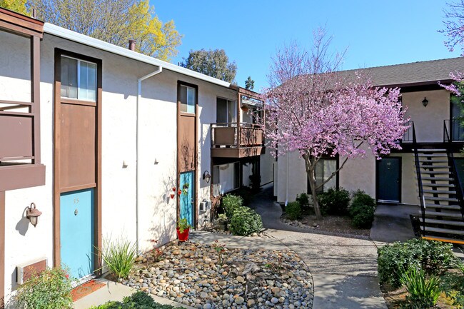 Moorpark Garden Apartments in San Jose, CA - Foto de edificio - Building Photo