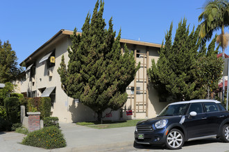 6217 Greenleaf Ave in Whittier, CA - Foto de edificio - Building Photo