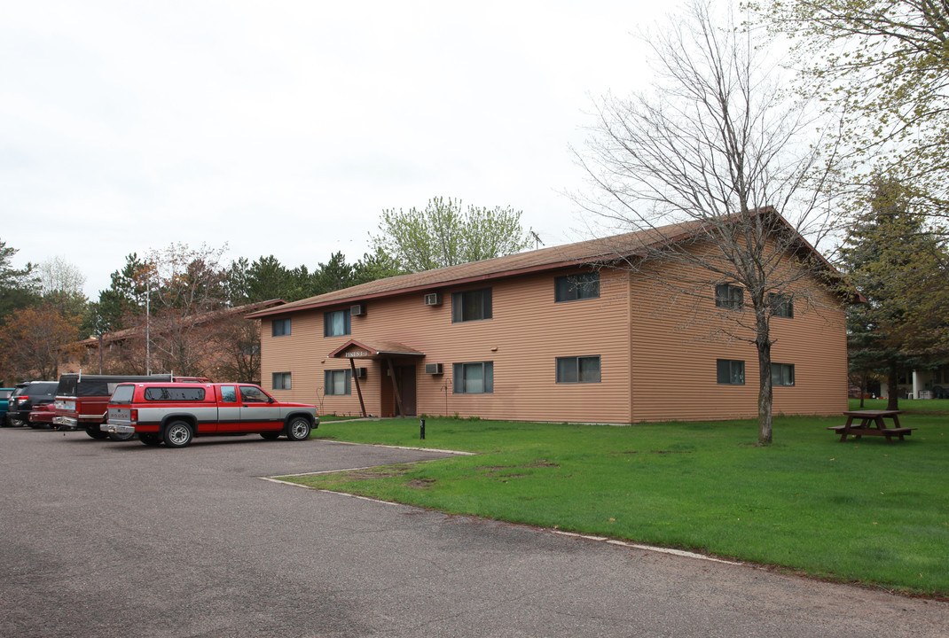 Pines Apartments in Saint Croix Falls, WI - Foto de edificio