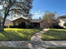 12311 Cedar Bend Dr in Dallas, TX - Building Photo