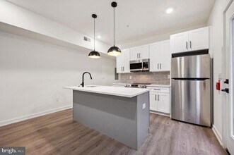 911 S 51st St, Unit 2 in Philadelphia, PA - Building Photo - Building Photo