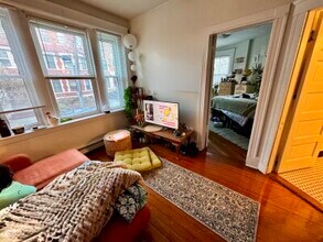 212 Winthrop Rd, Unit 1 in Brookline, MA - Building Photo - Building Photo