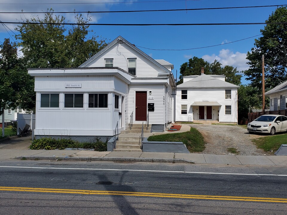 1909 Smith St in North Providence, RI - Building Photo