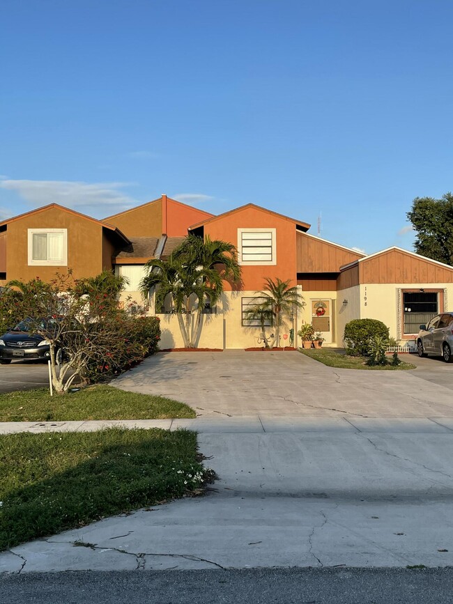 1196 The 12th Fairway in Wellington, FL - Building Photo - Building Photo