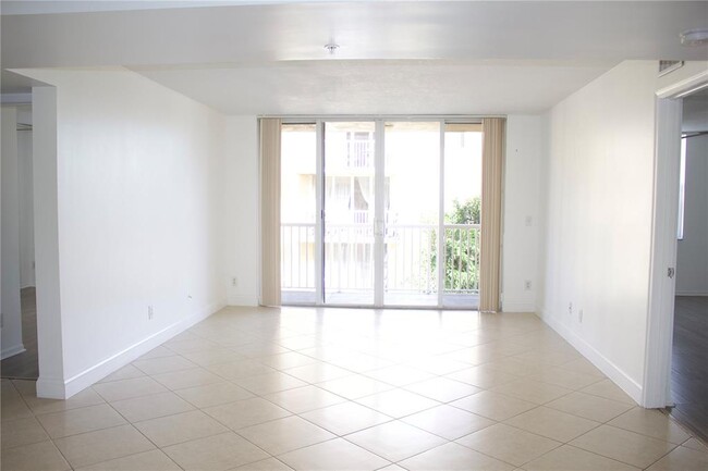 1450 SE 3rd Ave, Unit 308 in Dania Beach, FL - Foto de edificio - Building Photo