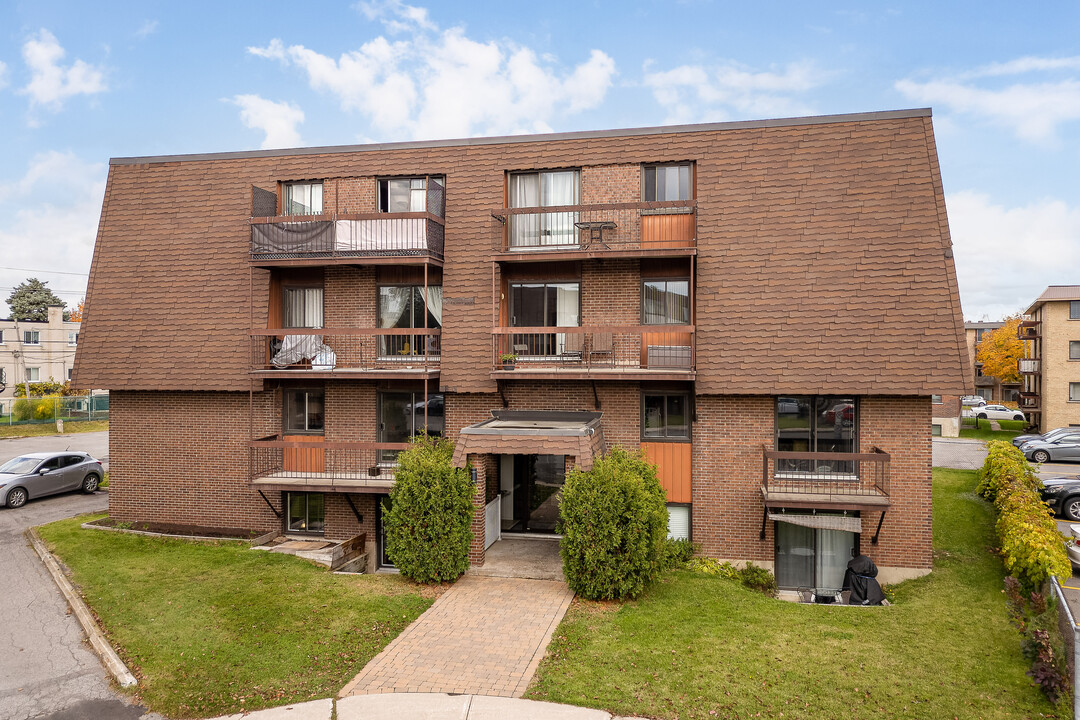450 Clapin Pl in Laval, QC - Building Photo