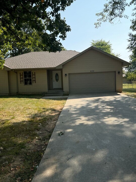 400 N Old Orchard Dr in Strafford, MO - Building Photo