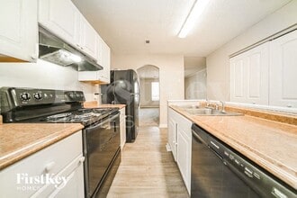 972 Windwood Ct in Atlanta, GA - Foto de edificio - Building Photo