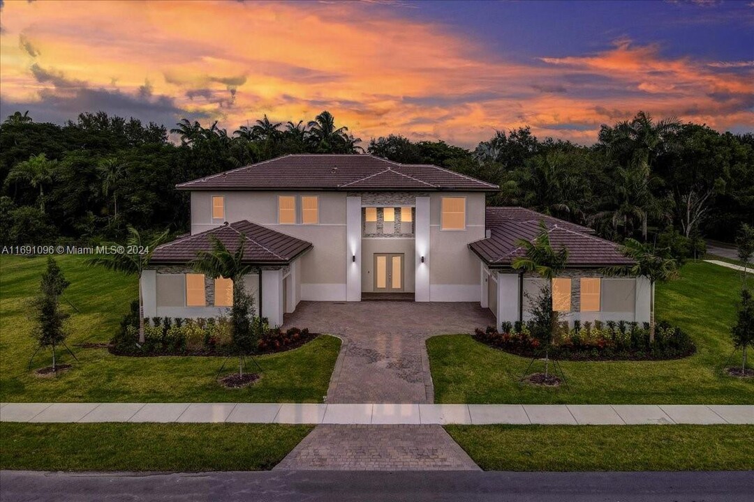 9011 SW 110th Ter in Palmetto Bay, FL - Building Photo