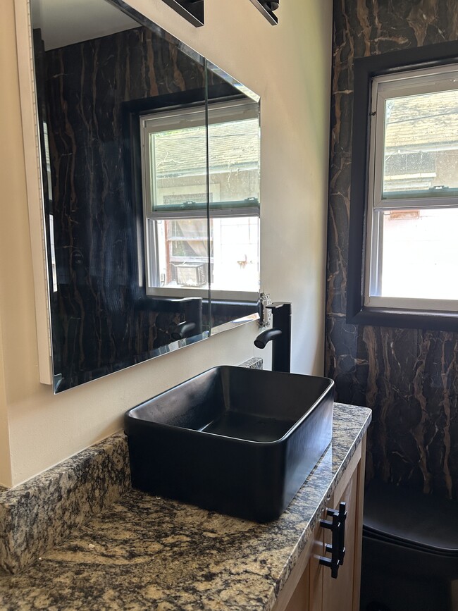 711 15th Ave NW, Unit #B in Largo, FL - Foto de edificio - Building Photo