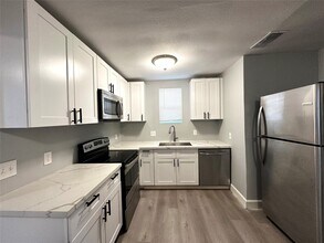 4318 1st St in Bacliff, TX - Foto de edificio - Building Photo