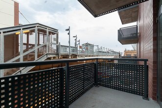 1714 W Roscoe St-Unit -203 in Chicago, IL - Building Photo - Building Photo