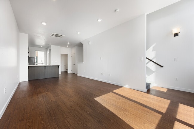 17th Place Townhomes in Bakersfield, CA - Foto de edificio - Building Photo
