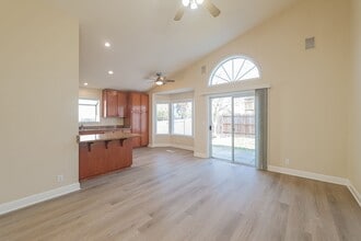 105 Furber Ln in Cloverdale, CA - Building Photo - Building Photo