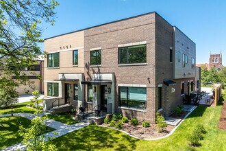 Grand Oakcrest Townhomes in Des Moines, IA - Building Photo - Building Photo